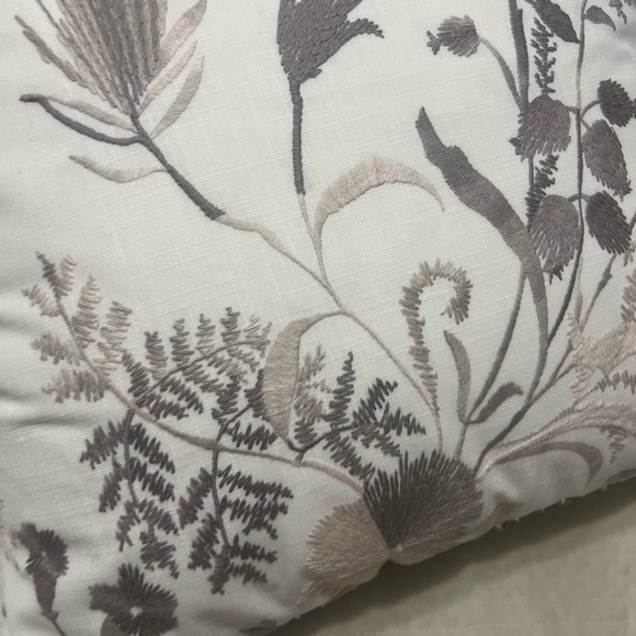 EASTERN ACCENTS / NAOMI FLORAL ACCENT PILLOW IN LILAC (2 Pillows) - Picture 8 of 16